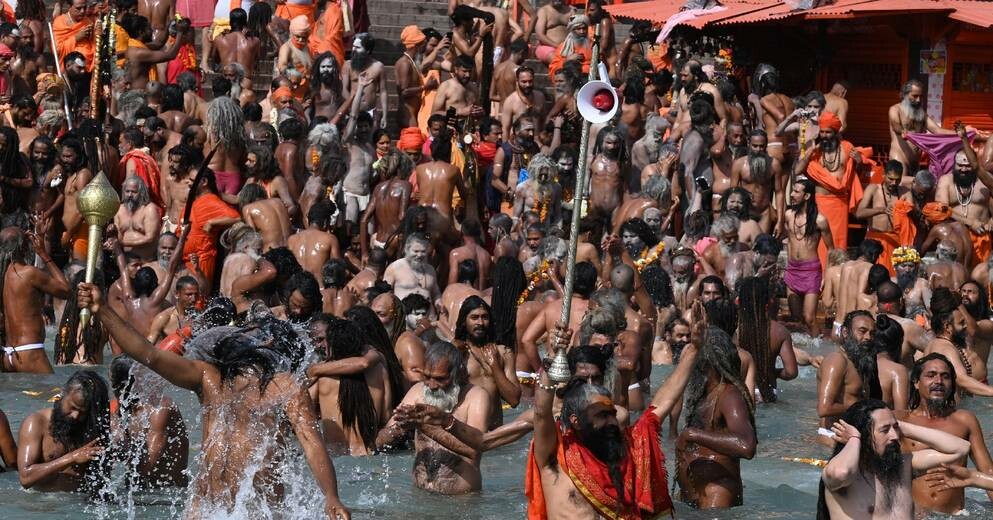 laprovence's tweet image. #Inde : malgré le Covid-19, des centaines de milliers d&apos;hindous se baignent dans le Gange pour Maha Shivratri

➡️ l.laprovence.com/83m