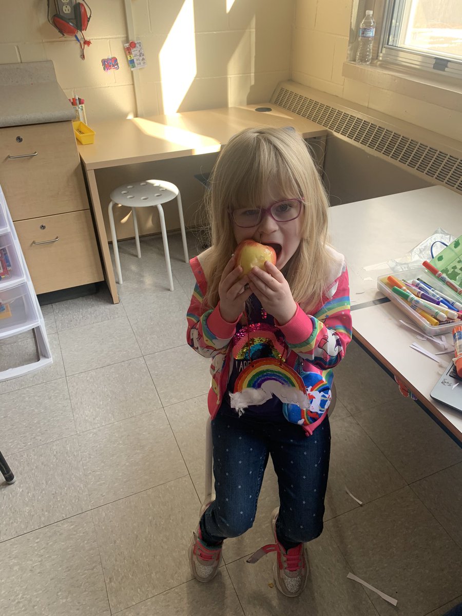 smcameron3's tweet photo. In support of eating healthy local foods in school our class Cameron/LeBlanc participated in The Great Big Crunch @mrsjennleblanc @AVRCE_NS @SMES01 #TheGreatBigCrunch #applesweredelicious https://t.co/8a5snaCzY1