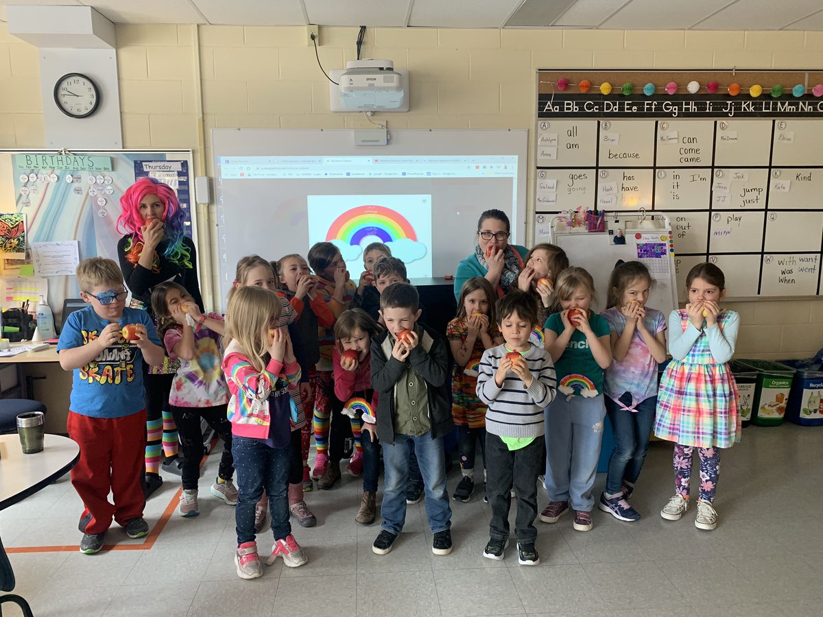 smcameron3's tweet photo. In support of eating healthy local foods in school our class Cameron/LeBlanc participated in The Great Big Crunch @mrsjennleblanc @AVRCE_NS @SMES01 #TheGreatBigCrunch #applesweredelicious https://t.co/8a5snaCzY1