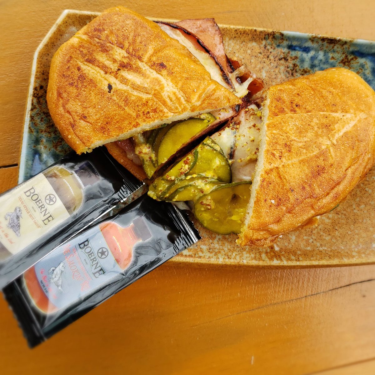 All I want to do is eat!!! These packets are a perfect addition for any meal on the menu! 
.
.
.
#boernebrand #texas #style #texasstyle #hotsauce #jalapeno #savor #deliciousness #sandwhich #melted #melt #inmymouth #toasted #buns #letseat #packets #onthego #pour #flavor