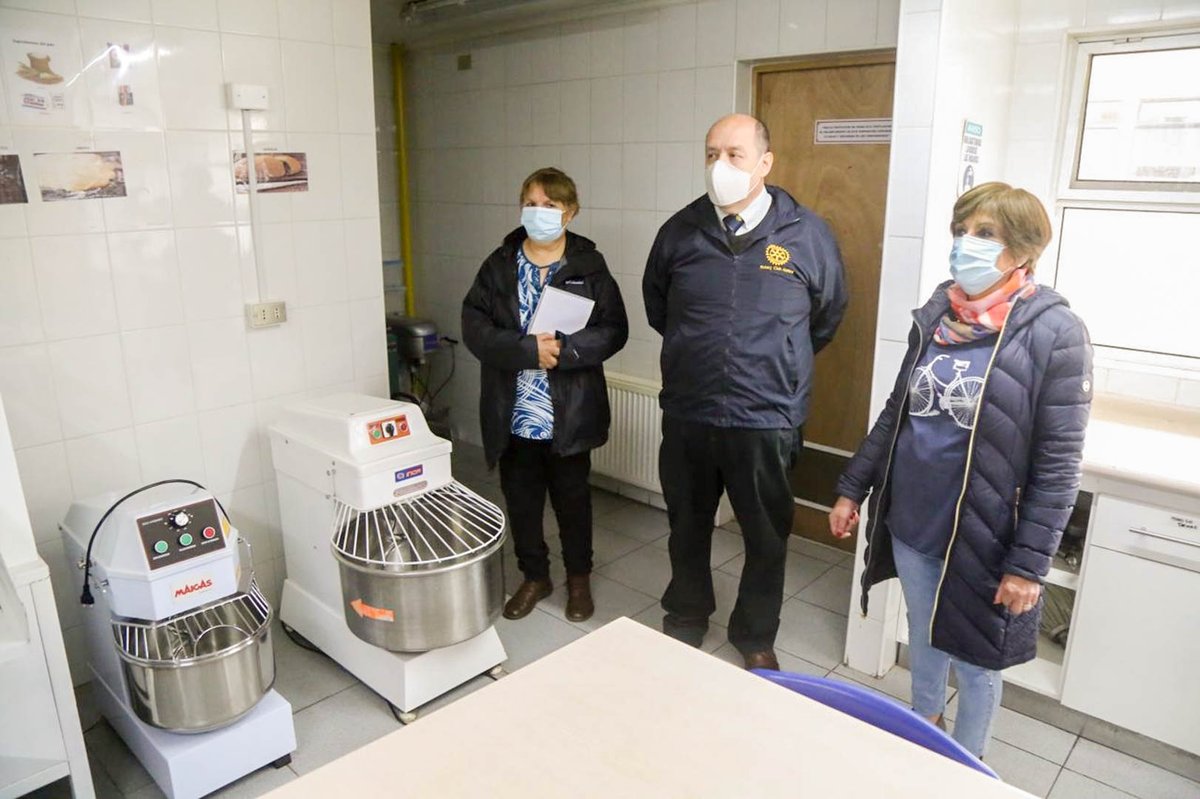RotaryAustral's tweet image. Rotarios Apoyan al Taller Hermanos del Viento, implementación de 35 sillas y un equipo de amasadora industrial. #PuntaArenas #PUQ #Magallanes