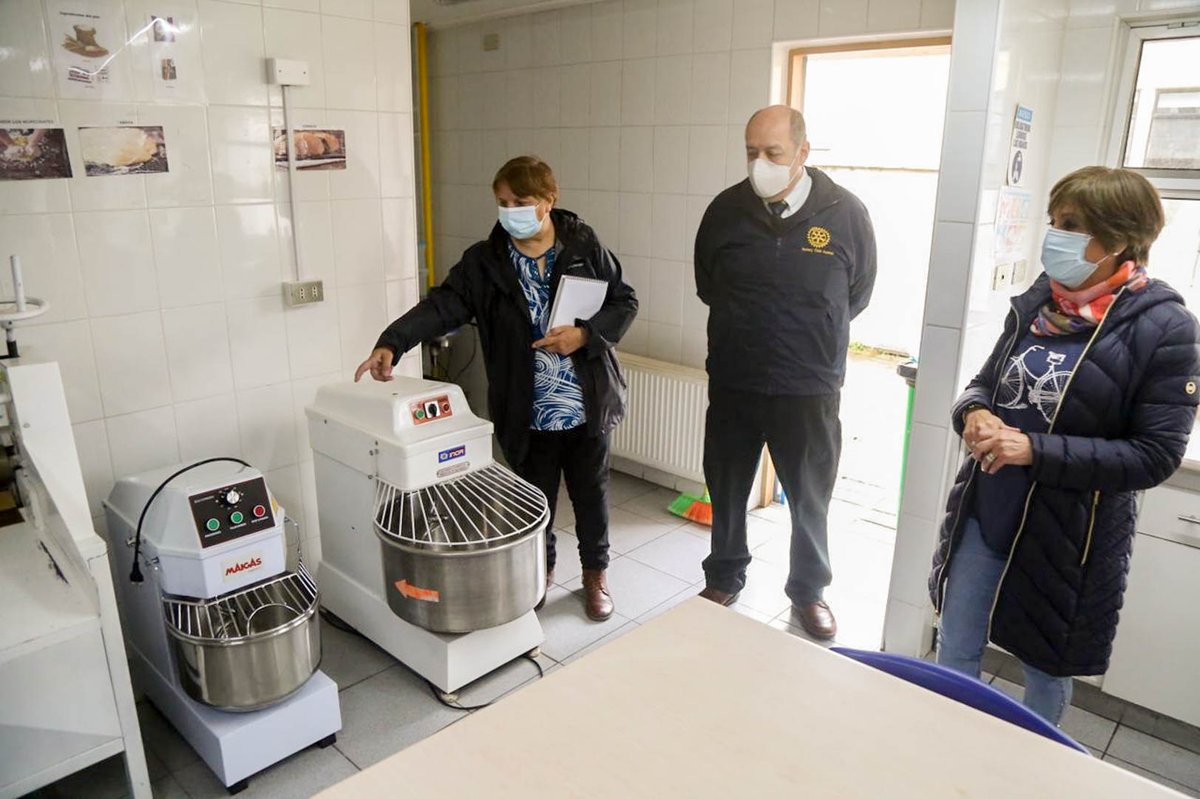RotaryAustral's tweet image. Rotarios Apoyan al Taller Hermanos del Viento, implementación de 35 sillas y un equipo de amasadora industrial. #PuntaArenas #PUQ #Magallanes