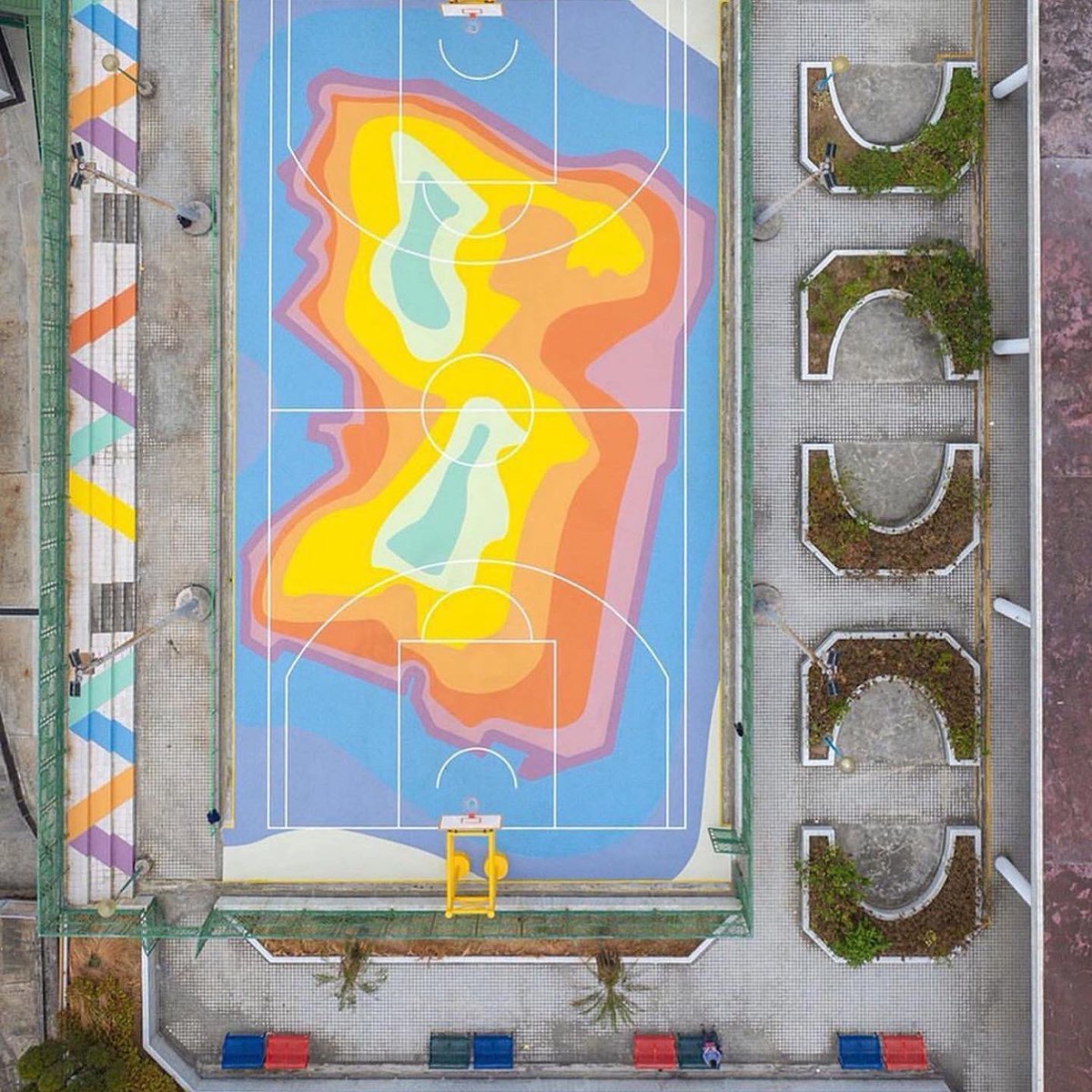 🏀 From Thailand to Greece, New York to LA, we love the splashes of color filling courts thanks to @project_in_the_paint and the #artcourt movement, an initiative to inject positivity &amp; expression to dense urban spaces; they’re popping up all around the world // #emotifExplores