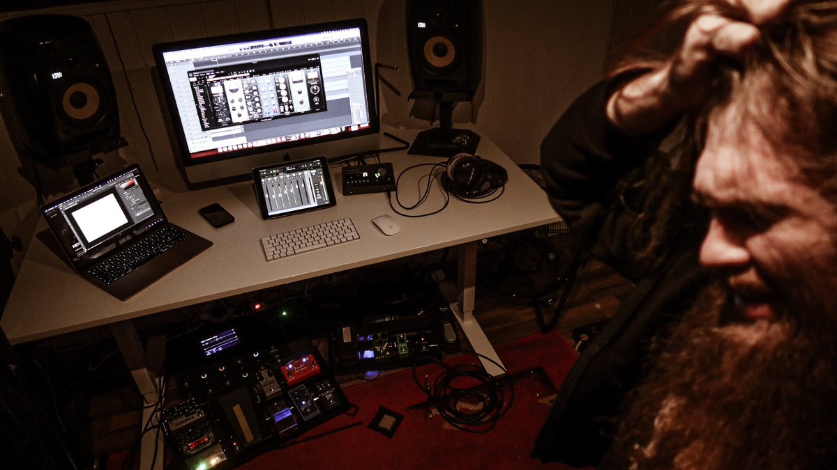 Maybe I have not been very active here lately, but these machines are working around the clock!

And yes... you need to have as many pedals as you can under your desk, specially wah wahs! More is more!

#MetalMusic #Slatedigital #pedalboard #universalaudio