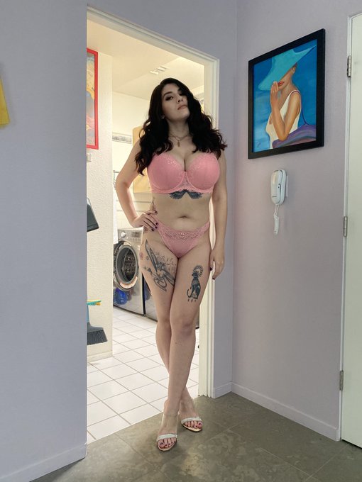 On set @naughtyamerica https://t.co/LQ82Zf03mQ<a class="tags" href="/tag/naughtyamerica">@naughtyamerica</a>