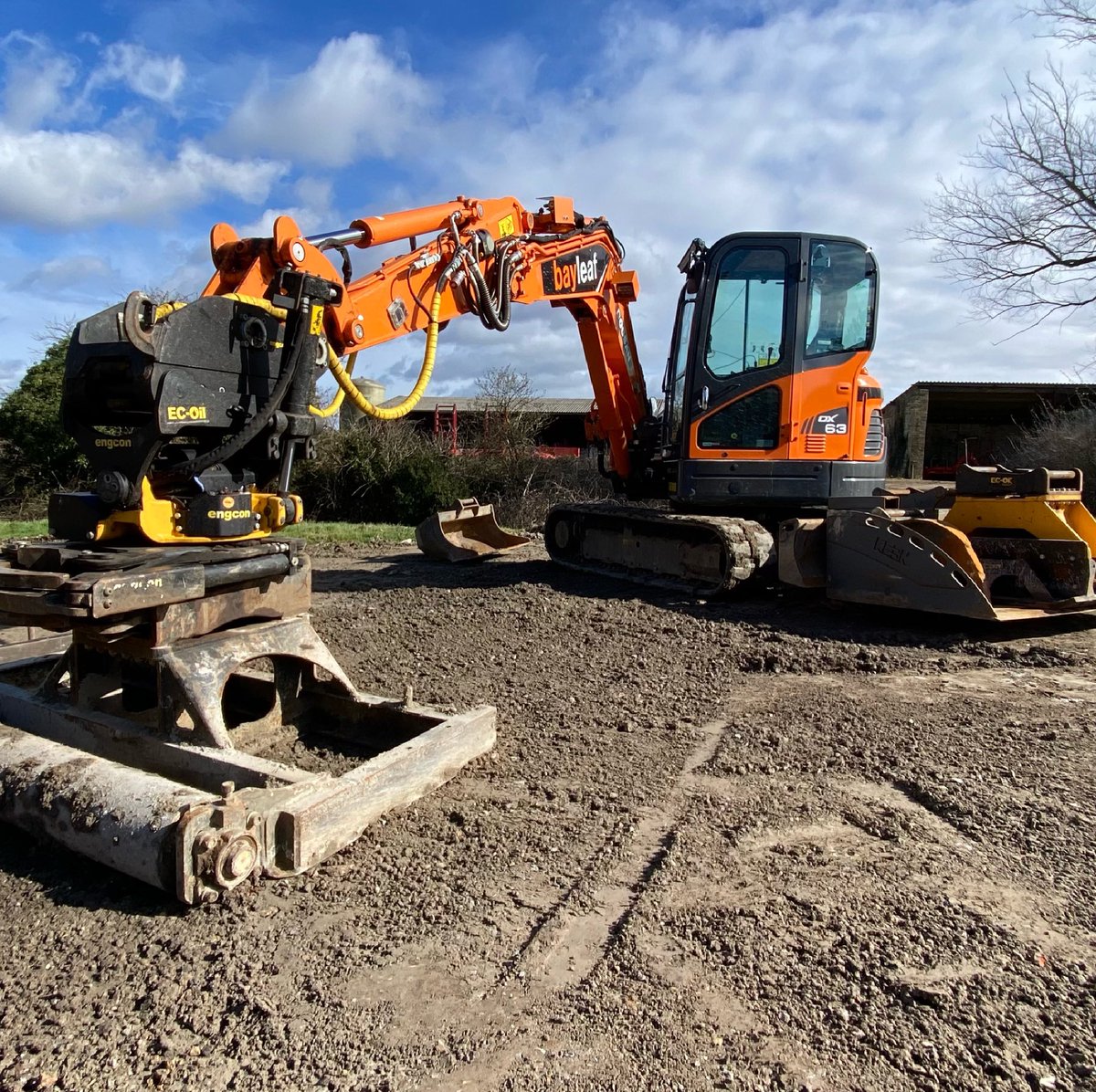 Beautiful day ! With <a href="/engcon_uk/">Engcon UK Ltd</a> @DoosanEquipment @NascoLoad <a href="/KeenAttachments/">Keen Attachments</a> making this one man band’s life easier 👌🏻👍🏻
