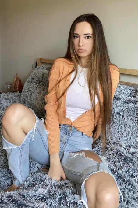 Watch me strip off this wholesome outfit 😈 sending the  video out in my dm&lsquo;s  soon.  Don&lsquo;t  miss  it<a href="/tag/findom"class="tags"><span>#findom</span></a><a href="/tag/paypig"class="tags"><span>#paypig</span></a>