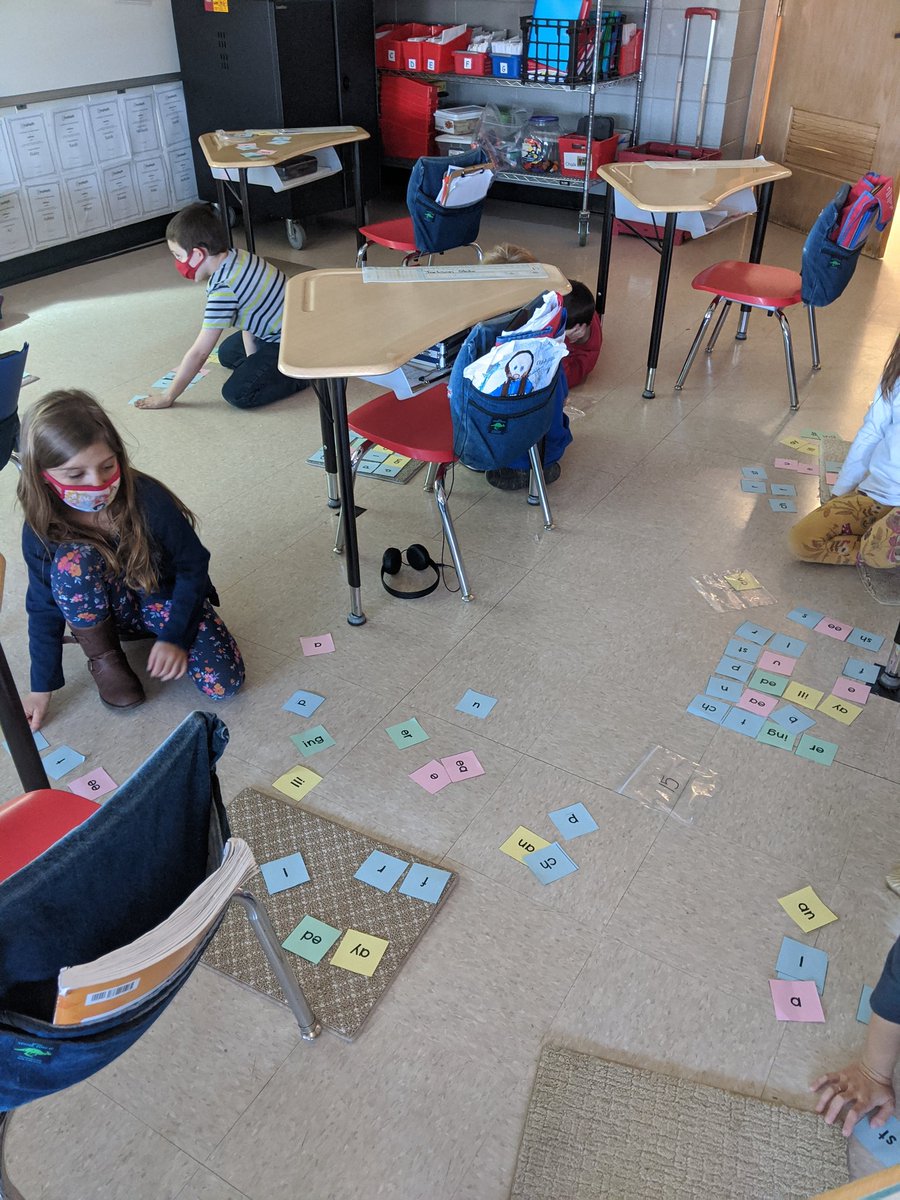 KellyCassaday's tweet photo. Word detectives busy on the job for phonics! #randallwildcats https://t.co/7ifGqRwotS