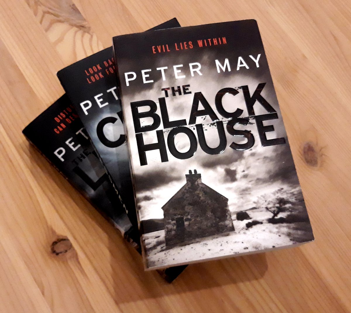 scottishtomes's tweet photo. The Blackhouse. 
Book one in the million-selling Lewis Trilogy.
😍Retweet if you've read it.
https://t.co/eSkCNcsn5X
#petermay #isleoflewis #hebrides #uist #crimefiction #bloodyscotland https://t.co/dLkpSJtsW0
