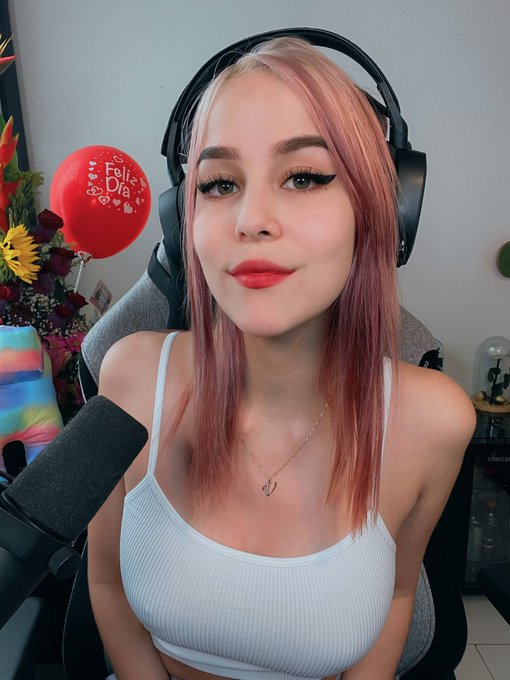 Estamos en un directo largo ❤️ P&aacute;sale 💜 https://t.co/wcNc7vUkDz https://t.co/b4r3h93knV