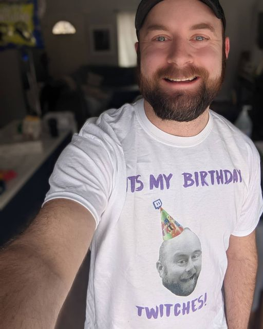 Live on Twitch for some birthday shenanigans. Let's get this year started off right. Thank you for giving me so much hope this past year <3 

twitch.tv/twoguys1couch