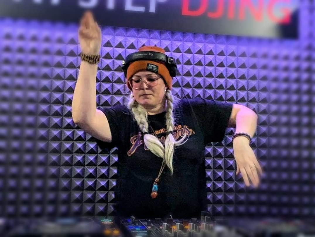 Dalemma3's tweet photo. You can catch me and my sick dance moves 😂 this Friday at Friday Knock-Offs | Presented by A Beer With and Sample Space I'm on 630-8 playing all my favourite tunes includingmy very owntrack Sail 🎶 Hope to see you there. Much love, Dalemma 💜 xxx #dalemma #samplespace #abeerwith https://t.co/OxwAEfzz75