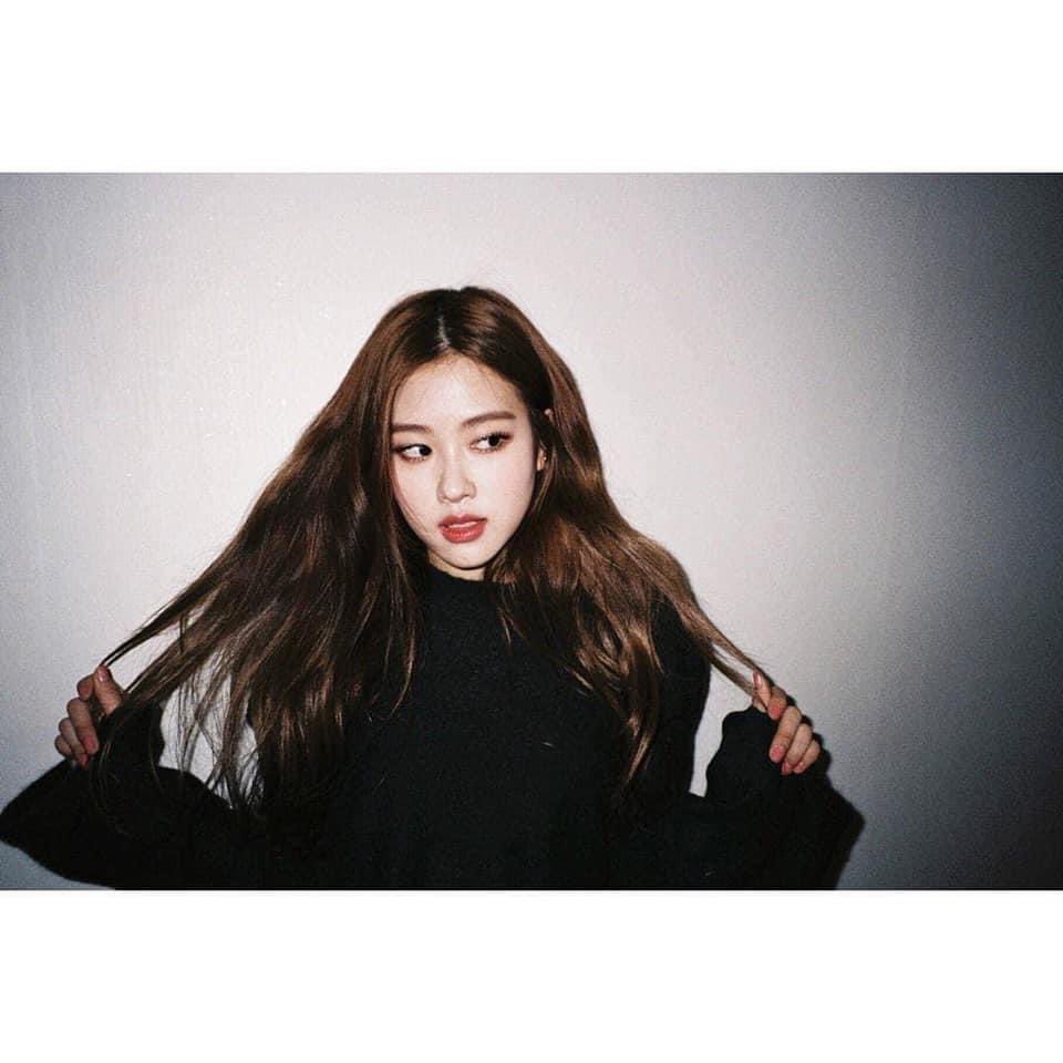 SongCt2's tweet photo. Solo debut today ⚔⚔⚔                             #OnTheGroundTODAY #ROSÉ https://t.co/YI43iGtliw