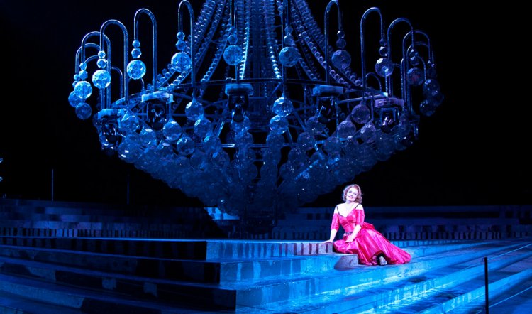 SydOperaHouse's tweet image. We get it @denalifox and so does @OperaAustralia. 

This is the chandelier #eleganza we're getting ready for. 
It's going to dominate the main stage when the category is: #LaTraviata on the Harbour. 

#HandaOpera #SydneyHarbour