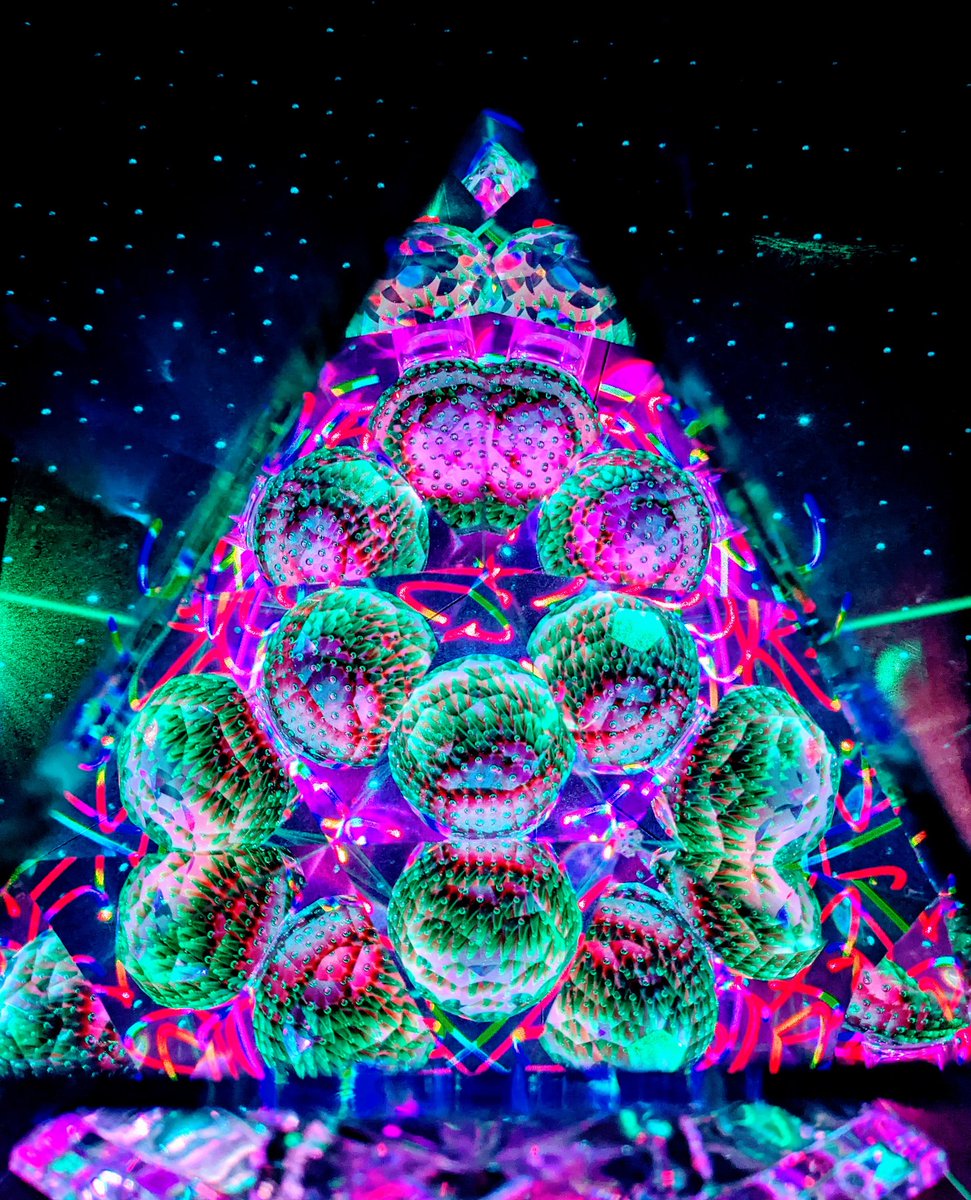 laser_lew's tweet image. Hello twittersphere! I would love to meet some more glass artists! Lasers love glass (as do I).  Please pass along to anyone who works with glass! TIA

Pics featuring work from IG users mrfacet and liquid phoenix glass and alufcrystal
#glassart #glasssculpture #coldwork #boro