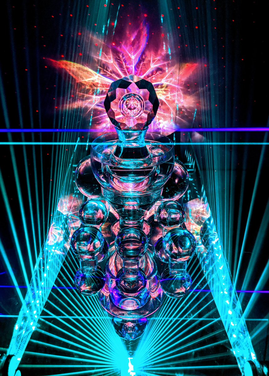 laser_lew's tweet image. Hello twittersphere! I would love to meet some more glass artists! Lasers love glass (as do I).  Please pass along to anyone who works with glass! TIA

Pics featuring work from IG users mrfacet and liquid phoenix glass and alufcrystal
#glassart #glasssculpture #coldwork #boro