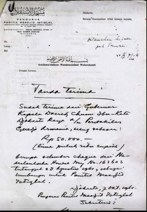 Dulu Istiqlal dibangun dgn dana gotong royong seluruh rakyat Indonesia tanpa melihat latarnya. Sumbangan berasal dari berbagai macam kalangan termasuk pedagang telur, perusahan bir, pengelola toto (judi toto), pabrik rokok, lembaga katolik, jemaat Ahmadiyah, Gereja Armenia dll