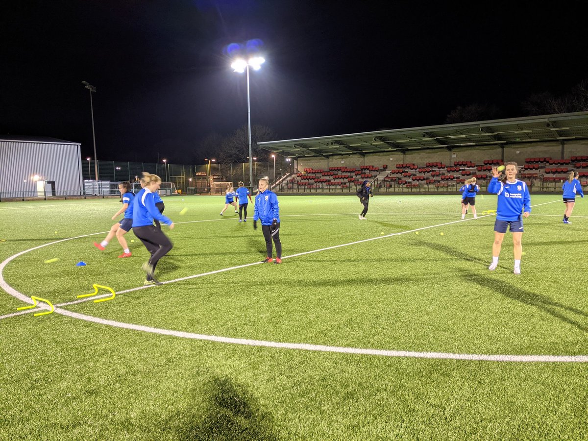 CharlottePreen2's tweet photo. Challenging the girls with a tennis ball technical circuit ⚽🎾 @CardiffCityLFC https://t.co/eUzpDm1jbk