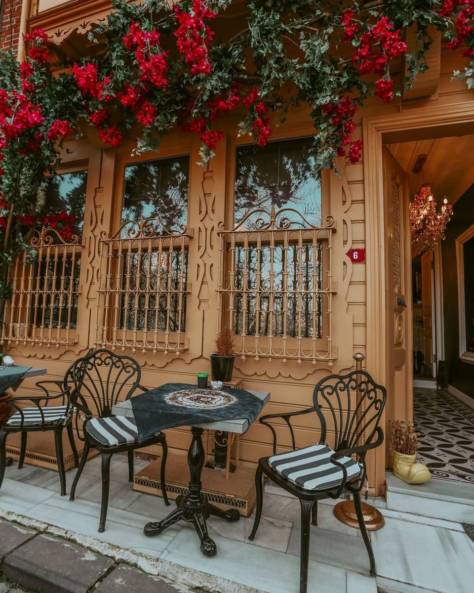 mekancu's tweet photo. Kuzguncuk’ta harika bir mekan. Yarın için uğrama noktalarınızdan biri olabilir.

📍To&amp;Me Butik Cafe (Kuzguncuk)

📷 IG: admbrs https://t.co/hgaAsnkXXe