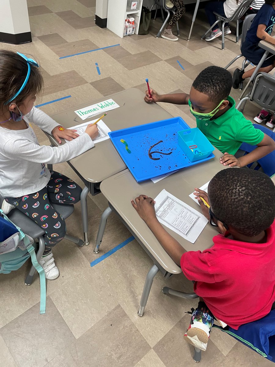 Kinder_JSES's tweet photo. Kinder had so much fun comparing living worms with nonliving (gummy) worms in science! @JSES_Stallions https://t.co/AC8ZdOv3Vw