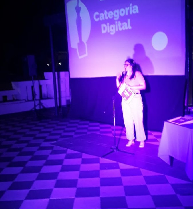 reveladasweb's tweet photo. Gracias por este reconocimiento!
@juligabirondo, co-directora del medio, recibe la mención especial para #Reveladas en el marco de los premios #JuanaManso2021.
Arriba el periodismo feminista, autogestivo y popular‼
Seguimos construyendo el medio que deseamos y en el que creemos! https://t.co/VMWYsjZPid
