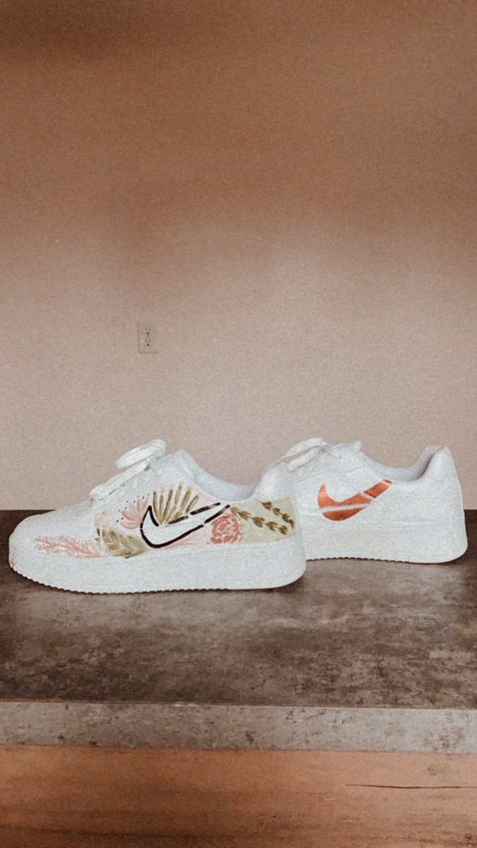hydneysaines's tweet photo. 10/10 would recommend painting your own Nikes, thanks @Walmart https://t.co/qMG3QVGHVf