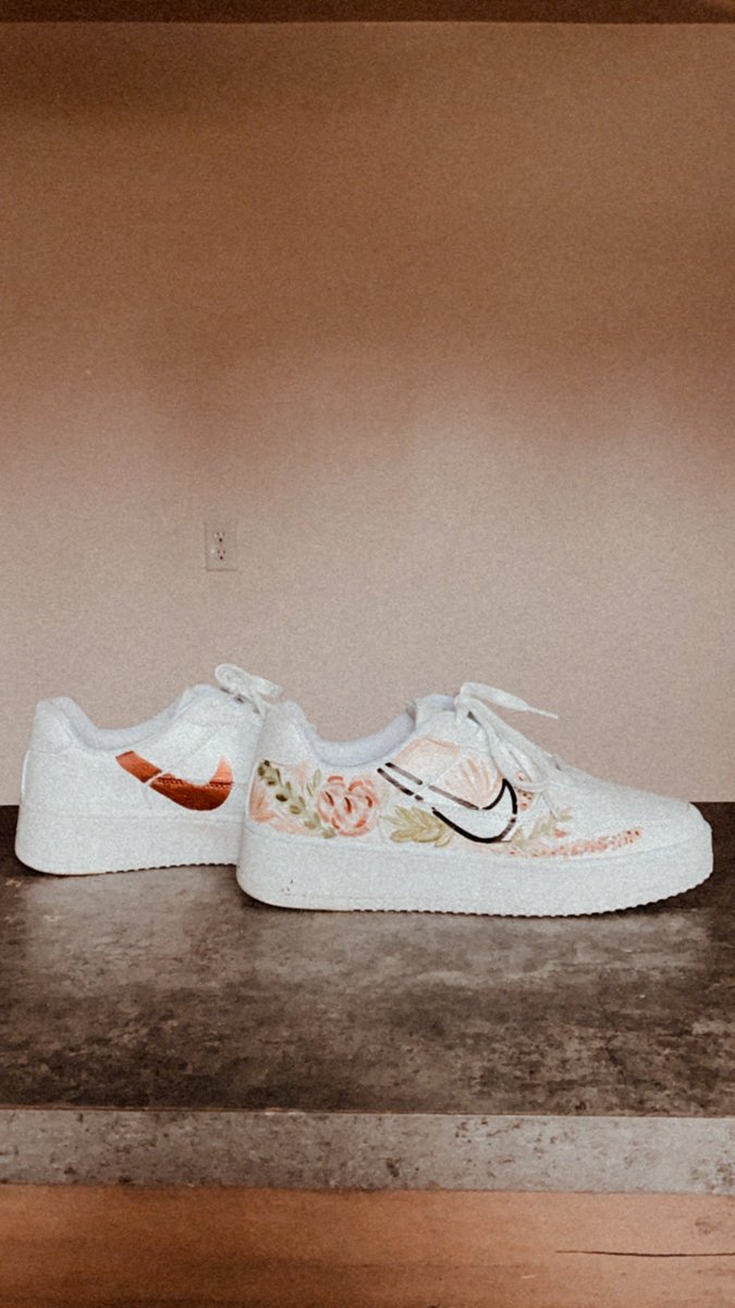 hydneysaines's tweet photo. 10/10 would recommend painting your own Nikes, thanks @Walmart https://t.co/qMG3QVGHVf