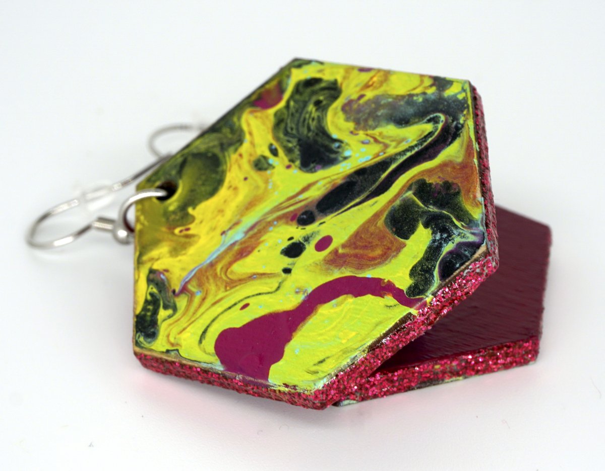 LAPaganLLC's tweet photo. Yellow Hexagon Earrings and Mini-Painting 
https://t.co/qBegntuuZe 
#pourpainting #fluidart #abstractart #art #acrylicpainting #acrylicpouring #fluidpainting #acrylicpour #fluidartwork #pourart #bhfyp #jewelry #earrings https://t.co/hfx26lg3ZL