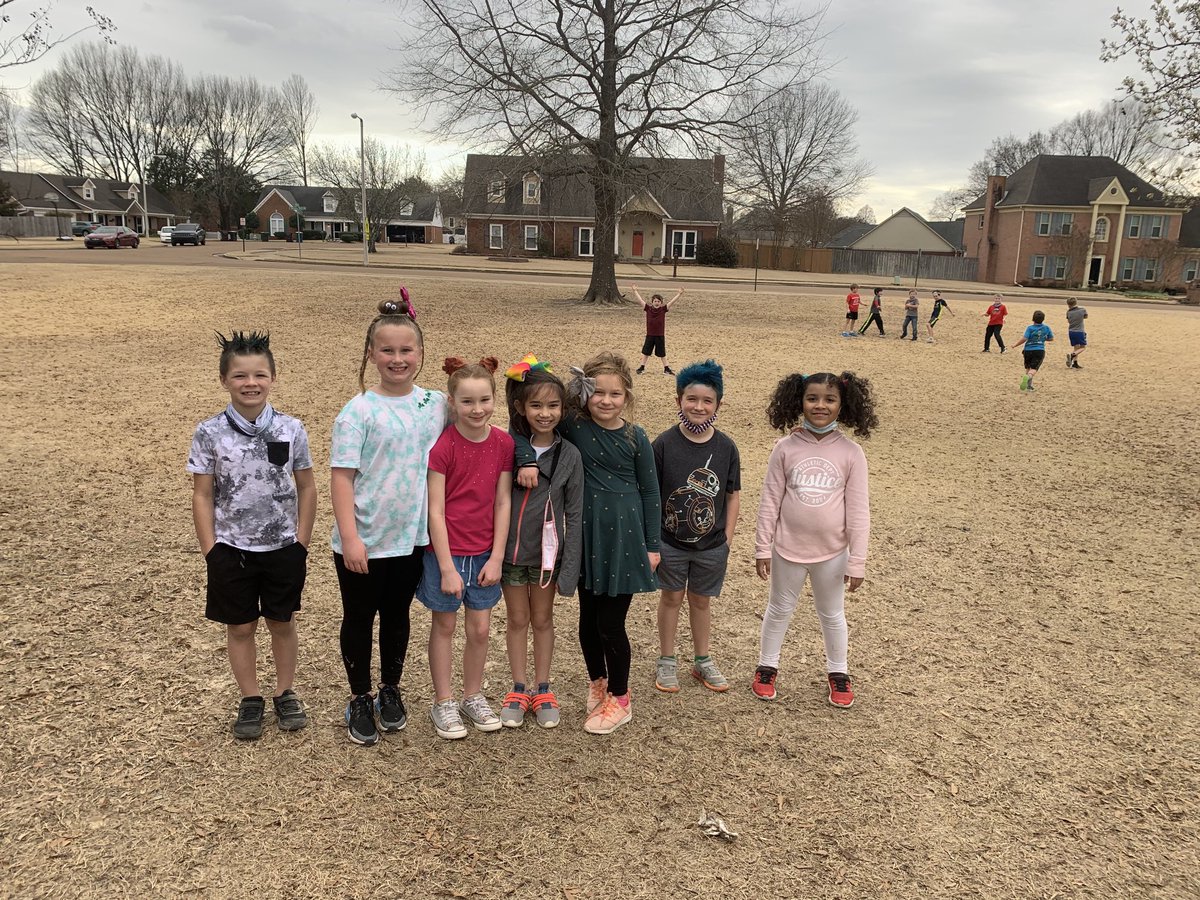 MrsBoccuzzi's tweet photo. Crazy hair day ⁦@TaraOaks_ES⁩! #busybees https://t.co/dZXYTOJdAp