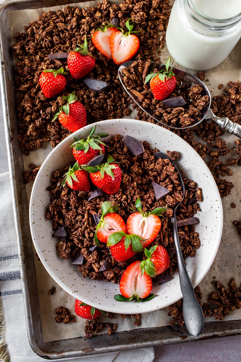 NEW! Chocolate Cinnamon Granola! thevegan8.com/chocolate-cinn…
