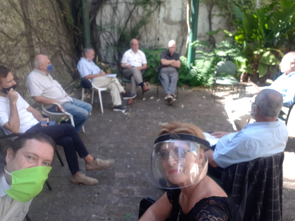 Centrodeingeni2's tweet photo. Varios socios y autoridades se acercaron a la sede a acompañar al Presidente del Centro, Ing. Marcelo Rastelli a la firma del convenio con las autoridades de Caciba. https://t.co/7xKBOzXytV