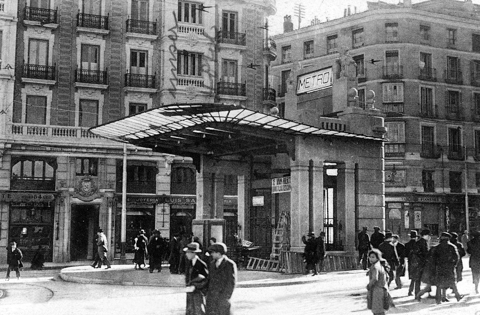 ¡NUEVO PODCASTIZO!
PodCastizo nº105: Historia de la Línea 1 del Metro de Madrid.

🎙️ podcastizo.com/2021/03/podcas…

2º capítulo de la serie sobre Historia del <a href="/metro_madrid/">Metro de Madrid</a>, con el historiador <a href="/A___Moreno/">𝑻𝒐𝒏𝒊 🚂</a>, especialista en nuestro suburbano.

¡Escucha la Historia de Madrid en #podcast!