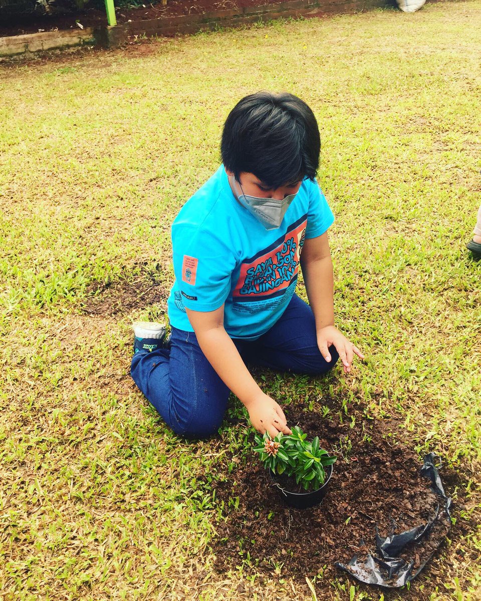 Awiajah75's tweet photo. Menanam pohon, biar bumi menjadi hijau dan indah. https://t.co/d6bCdgCtdc