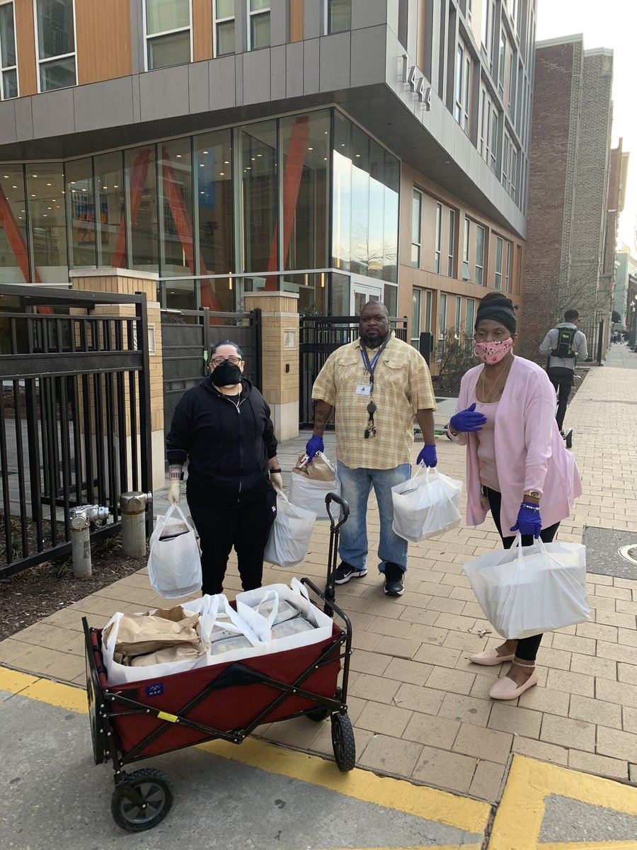 DrRoche3's tweet photo. Heureux d’avoir participé avec @Daphneusa a la livraison de repas pour les résidents de la Casa dans le cadre de l’opération « Solidarité France Covid 19 » en partenariat avec @franceintheus, le @ComiteTricolore et @FriendshipPlace. https://t.co/f0X98aGpF9