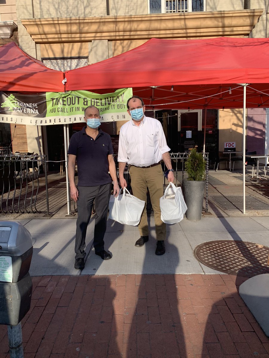 DrRoche3's tweet photo. Heureux d’avoir participé avec @Daphneusa a la livraison de repas pour les résidents de la Casa dans le cadre de l’opération « Solidarité France Covid 19 » en partenariat avec @franceintheus, le @ComiteTricolore et @FriendshipPlace. https://t.co/f0X98aGpF9