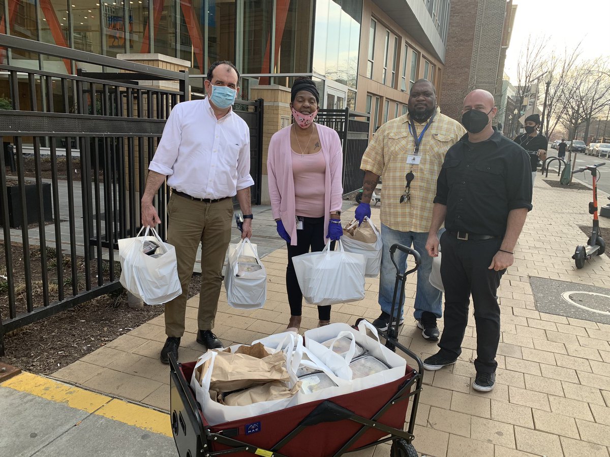 DrRoche3's tweet photo. Heureux d’avoir participé avec @Daphneusa a la livraison de repas pour les résidents de la Casa dans le cadre de l’opération « Solidarité France Covid 19 » en partenariat avec @franceintheus, le @ComiteTricolore et @FriendshipPlace. https://t.co/f0X98aGpF9