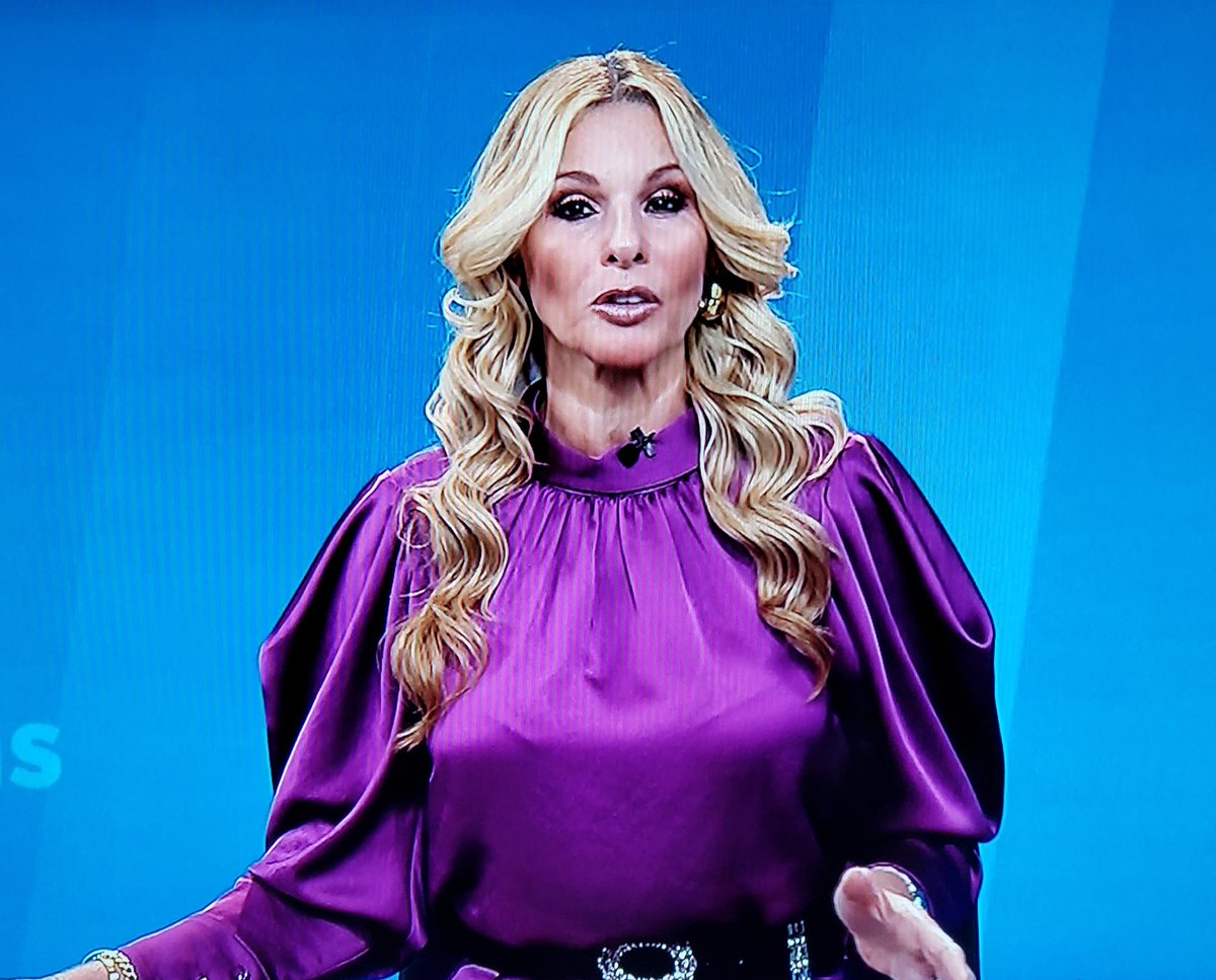 Dios mio...
Hagan algo por esta señora.
Quién la viste?
Esa moda?
Por favor...