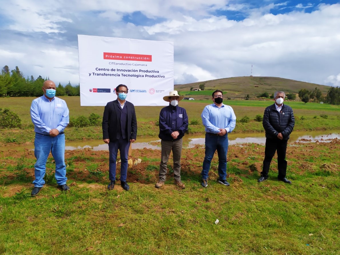 ITPproduccion's tweet photo. ¡La #RedCITE sigue creciendo! Con la entrega de terreno para la construcción del CITEproductivo #Cajamarca se potenciará el desarrollo productivo de mipymes de los sectores forestal y lácteos de la región. #ProduceInnovación https://t.co/kOKUmAsilw