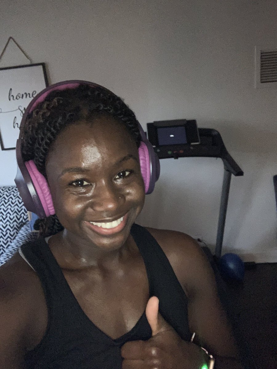 MsHarrisAP's tweet photo. Today, third graders from @golemes_utter class challenged me to a race! Little do they know, I run all the time hahaha the race is on!! #LongfellowBears #OakPark97 #LongTimeRunner https://t.co/2Np4UXyDBG