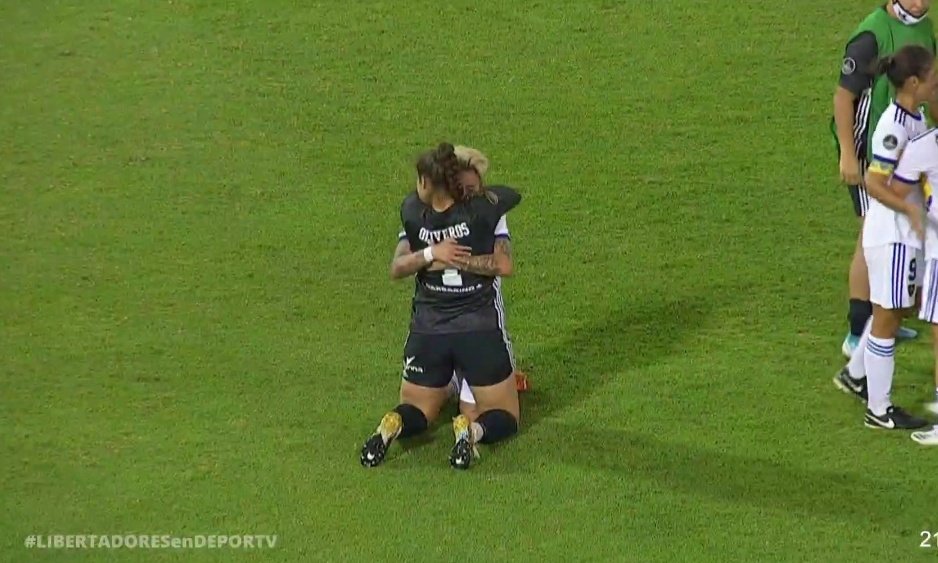 la12tuittera's tweet photo. El abrazo de @LaurinaOliveros y @YamiiRoddriguez, las grandes protagonistas de esta clasificación. Las Gladiadoras finalizaron punteras y enfrentarán a América de Cali.

#VamosBoca! 💙💛💙 https://t.co/jgk2pbN3Sg