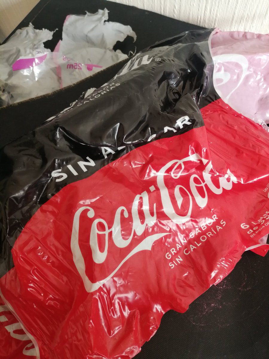 _figueroalore's tweet photo. Aros hechos a mano con bolsas plásticas recicladas de @CocaCola
@CocaCola_CL en el taller de @latribusomos
Sólo las bolsas tardan, en promedio, un segundo en producirse, veinte minutos en utilizarse y 150 años o más en desintegrarse y reintegrarse a la naturaleza. 
¡Recicla! https://t.co/KVzlY7kIgj
