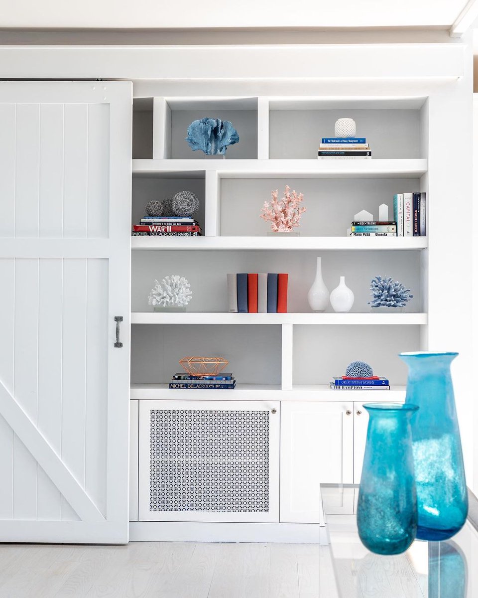 Beachy built-ins.

#hamptonsstyle #interiordesign #melanieroydesign