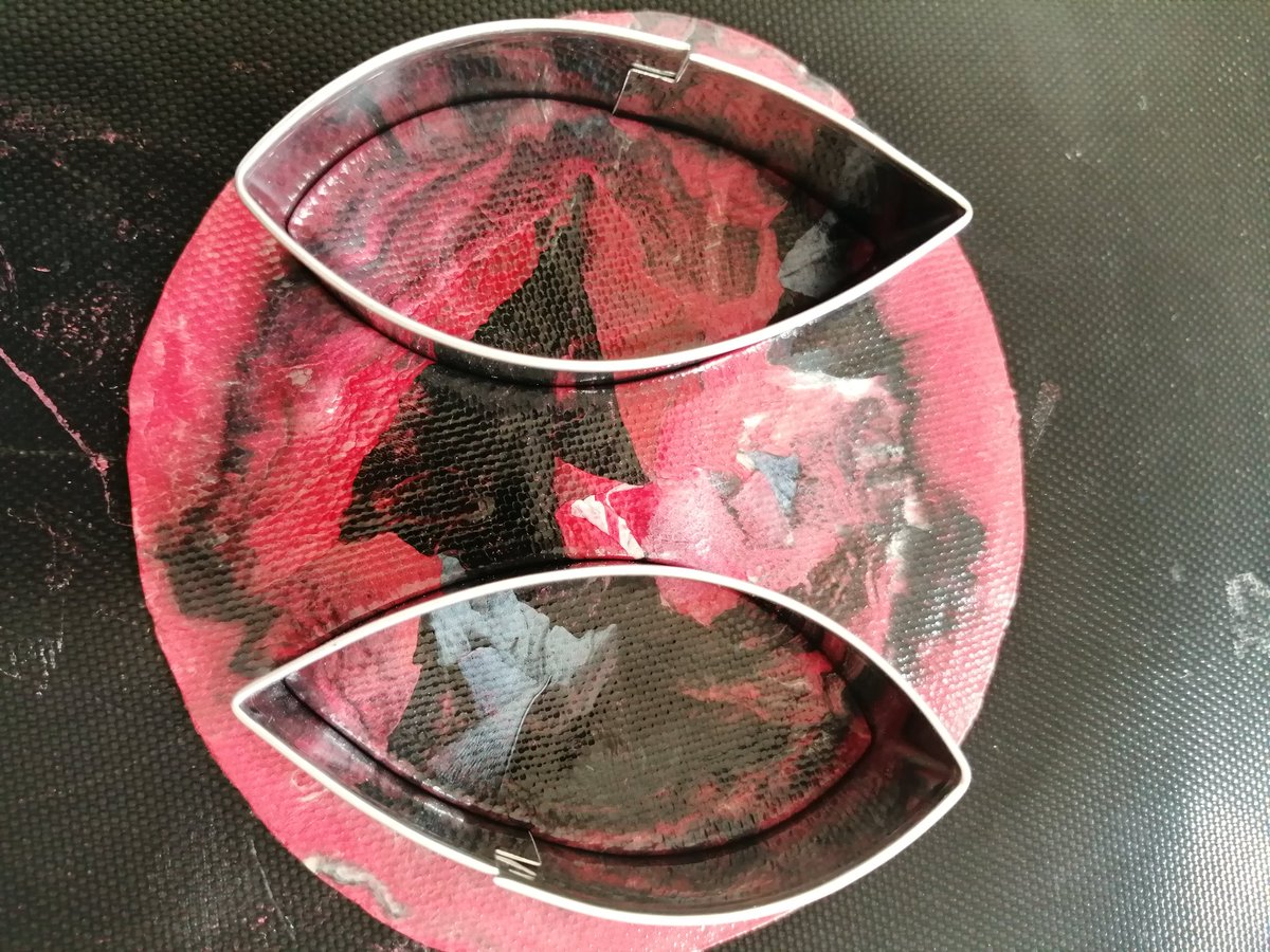 _figueroalore's tweet photo. Aros hechos a mano con bolsas plásticas recicladas de @CocaCola
@CocaCola_CL en el taller de @latribusomos
Sólo las bolsas tardan, en promedio, un segundo en producirse, veinte minutos en utilizarse y 150 años o más en desintegrarse y reintegrarse a la naturaleza. 
¡Recicla! https://t.co/KVzlY7kIgj