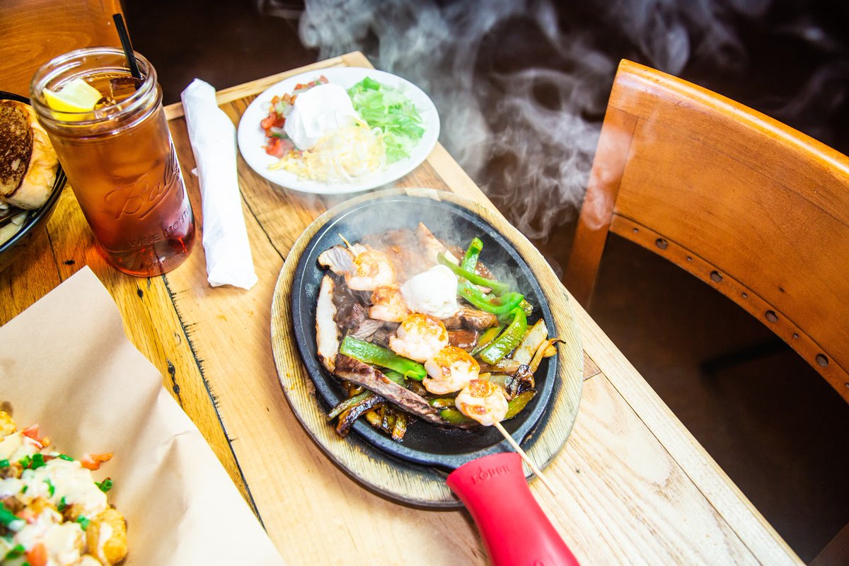 JTHannahs's tweet photo. There's just something about the sizzle of fajitas 😍🤤 #PigeonForge https://t.co/fsbUDhzDpL