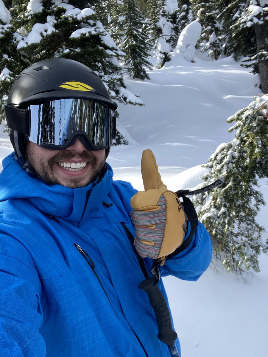 jesselittle97's tweet photo. Got some turns in out here on the west coast! Spring skiing just hits different. #bluebirds #whatliftline https://t.co/JED9rwFWEG