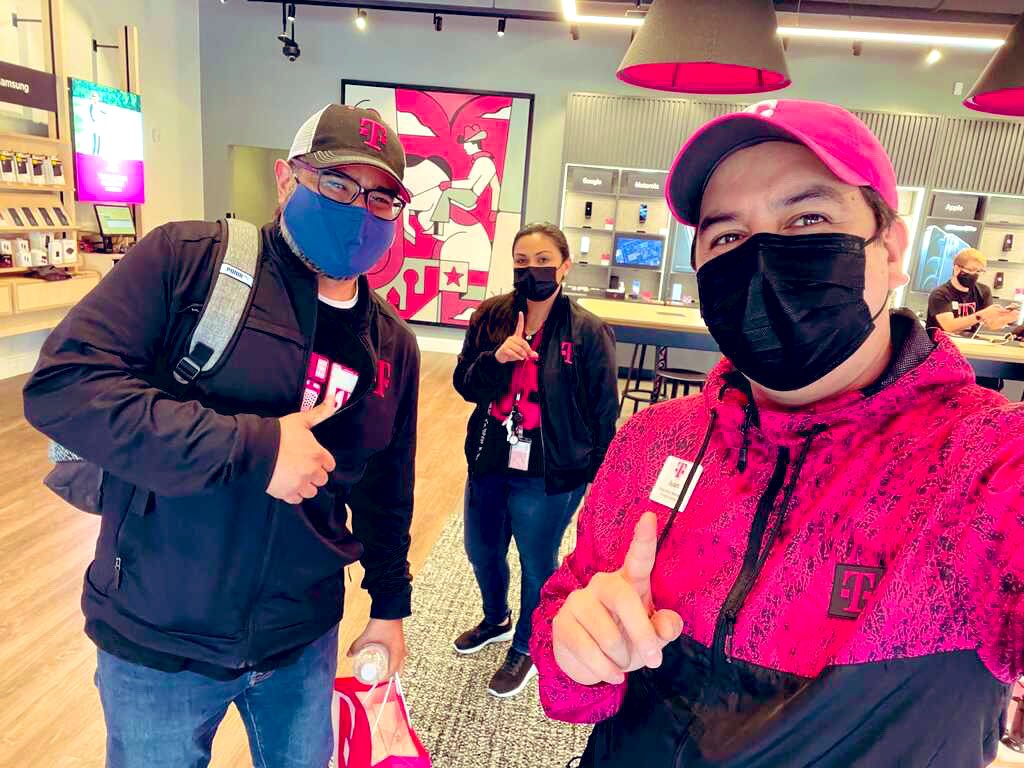 jenny_foss's tweet photo. This team is #allin with living the uncarrier values @brittheidler @cjgreentx #dfwnorth #makeyourmarkNETXARK https://t.co/eZ0lt2vnoc