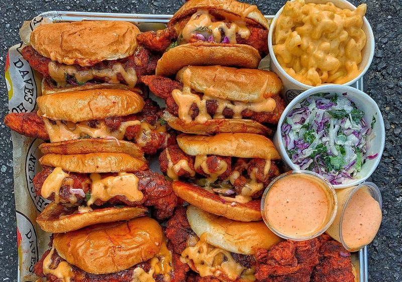 MidwestRoadShow's tweet photo. A California-based joint called @hotchickendaves is expanding into the #Midwest with its first locations bound for in-and-around #Chicago. Gotta tell you-- 
Looks. Good. To. Me.
Details: https://t.co/6mXOh3YrKo #MidwestIsBest https://t.co/YjQ69qTWTI