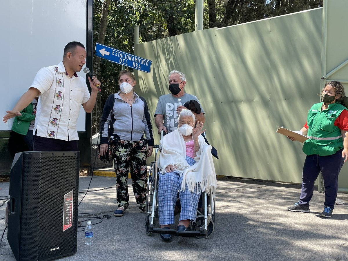 Él era el tenor que cantaba hoy en Campo Marte y que se llevó muchos aplausos —-> <a href="/tenorendorivera/">tenorendorivera</a>