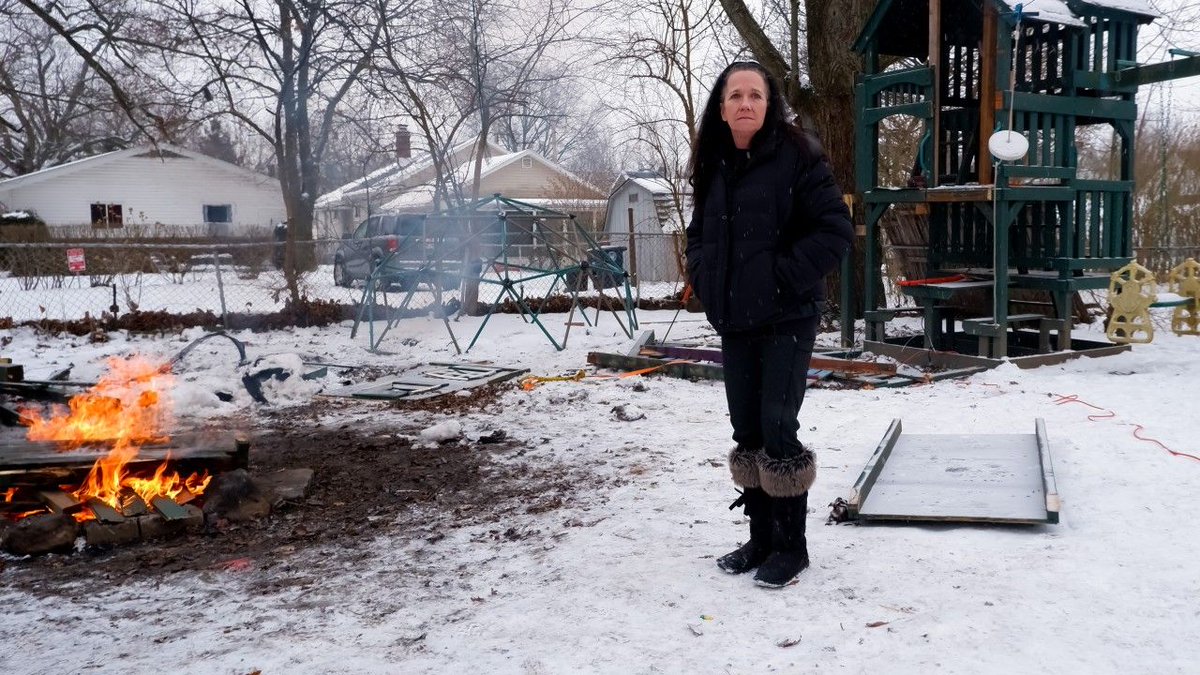 WEWS's tweet photo. She's not enjoying s'mores over a campfire. She's burning her family's belongings before their eviction date. https://t.co/vyDMWkCeq5

This story from @akrondevilstrip is part of our #HomeInAkron collaboration, also with the @beaconjournal, @wksu and @reveal https://t.co/w4zZ7meSjJ