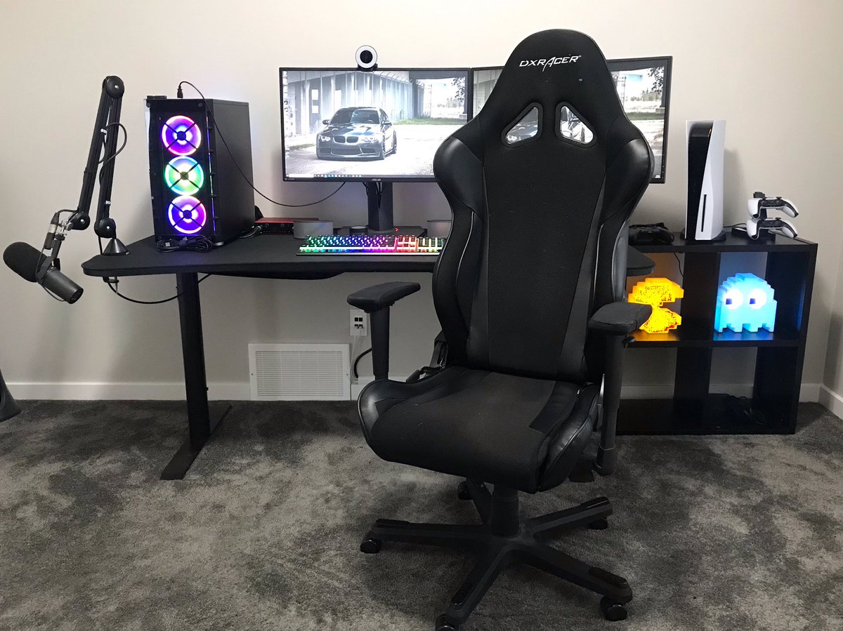 DanQ8000's tweet photo. I finally made time to clean out my office and I figured I’d show you guys the current setup. Still need to hang stuff up and get a bit more furniture, but I like the cleanliness of this current setup. What do you think? #Setup #Setup2021 #Office #OfficeSetup #Gaming #GamingSetup https://t.co/VjVlTYa3RN
